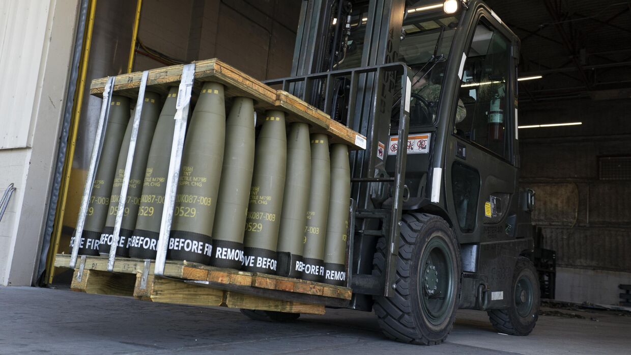 155-мм снаряды для Украины на военно-воздушной базе Дувр, штат Делавэр, США. Архивная фотография