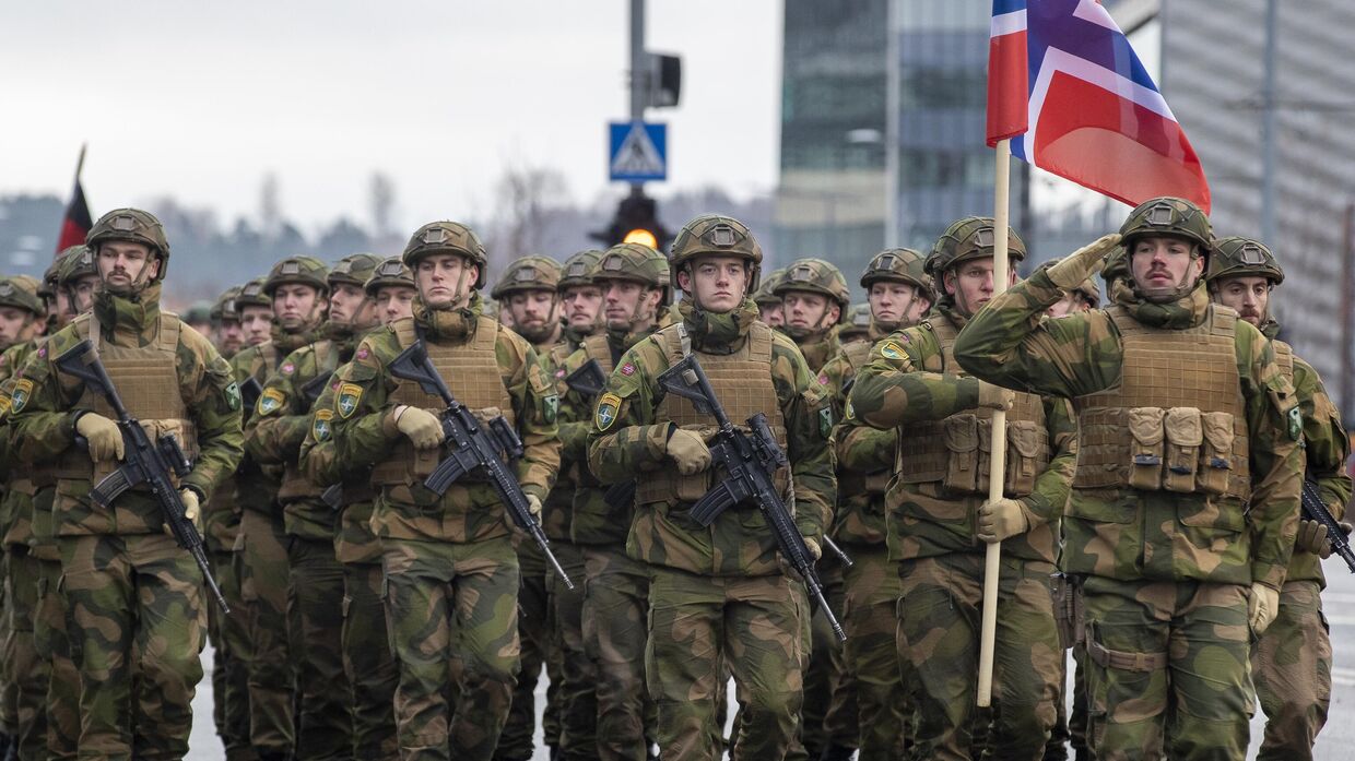 Норвежские солдаты маршируют на военном параде, посвященном 105-й годовщине вооруженных сил Литвы, Вильнюс